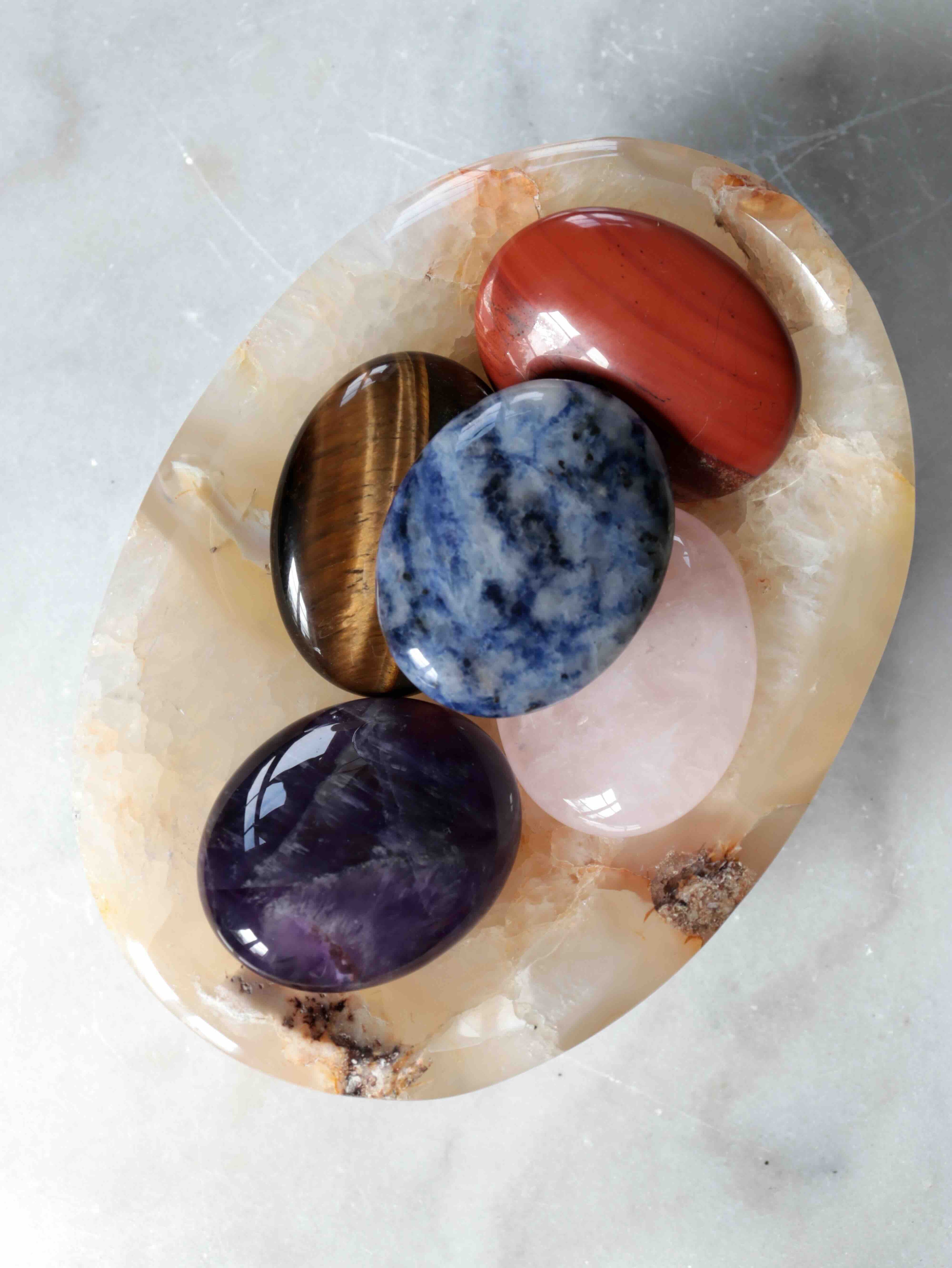 Bol en agate fleurie utilisé comme vide-poche à cristaux – améthyste, quartz rose, œil de tigre, jaspe – SOLYA