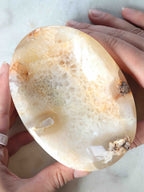 Bol en agate fleurie de Madagascar tenu dans les mains – taille et motifs floraux naturels – pierre éthique SOLYA Belgique