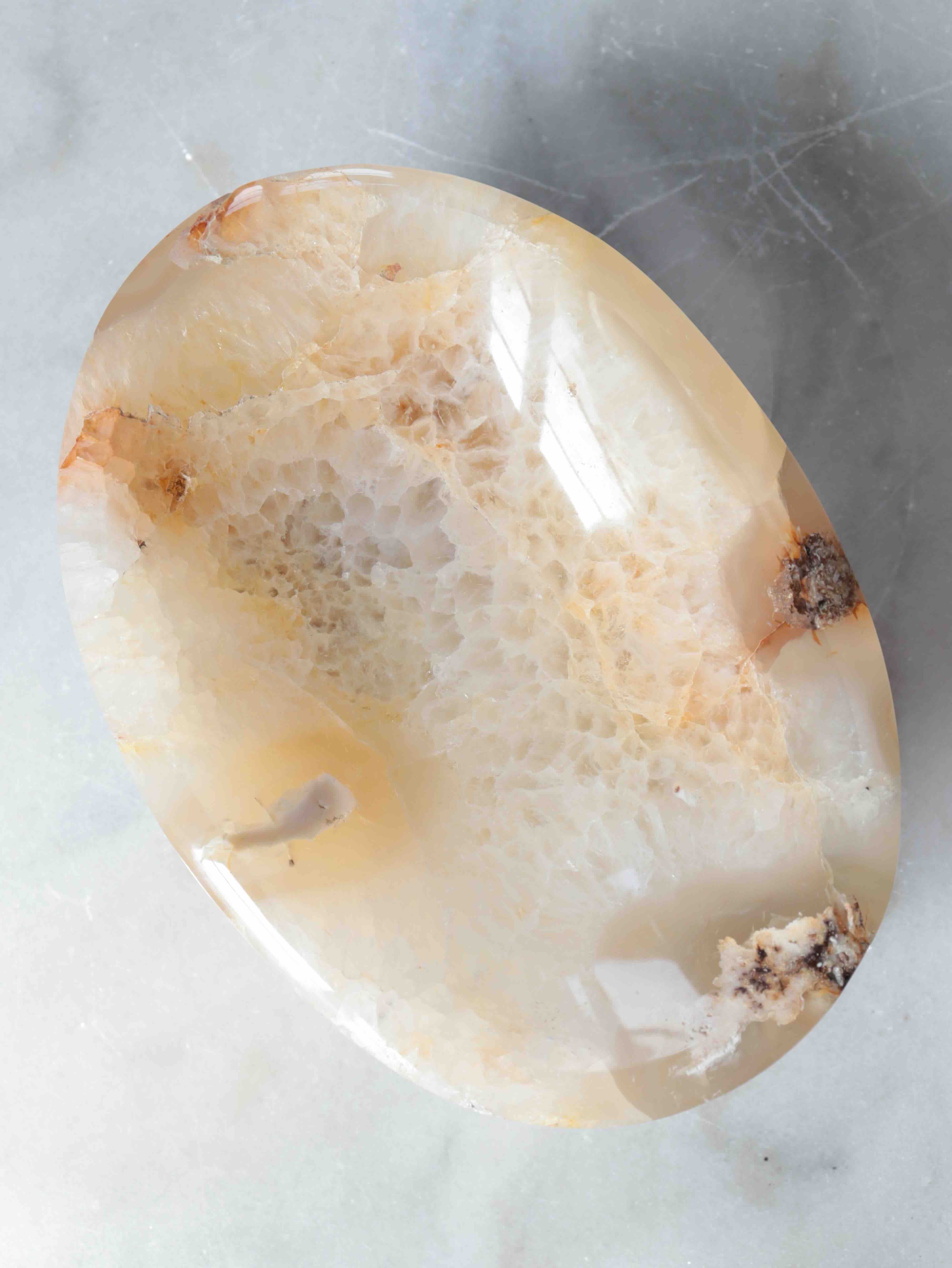 Bol en agate fleurie vue de dessus – inclusions florales naturelles blanches – pierre de développement et positivisme SOLYA
