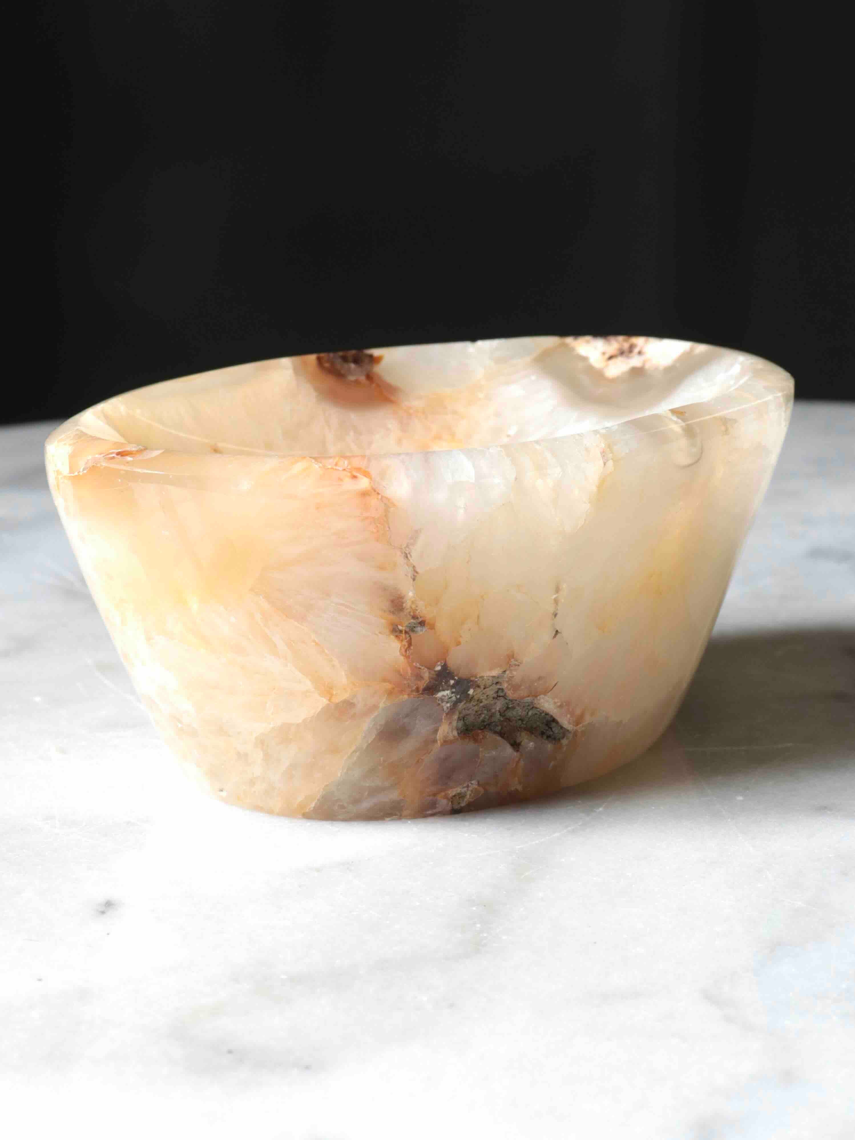 Bol en agate fleurie de profil – épaisseur et veines naturelles beige et caramel – pierre sculptée à la main SOLYA