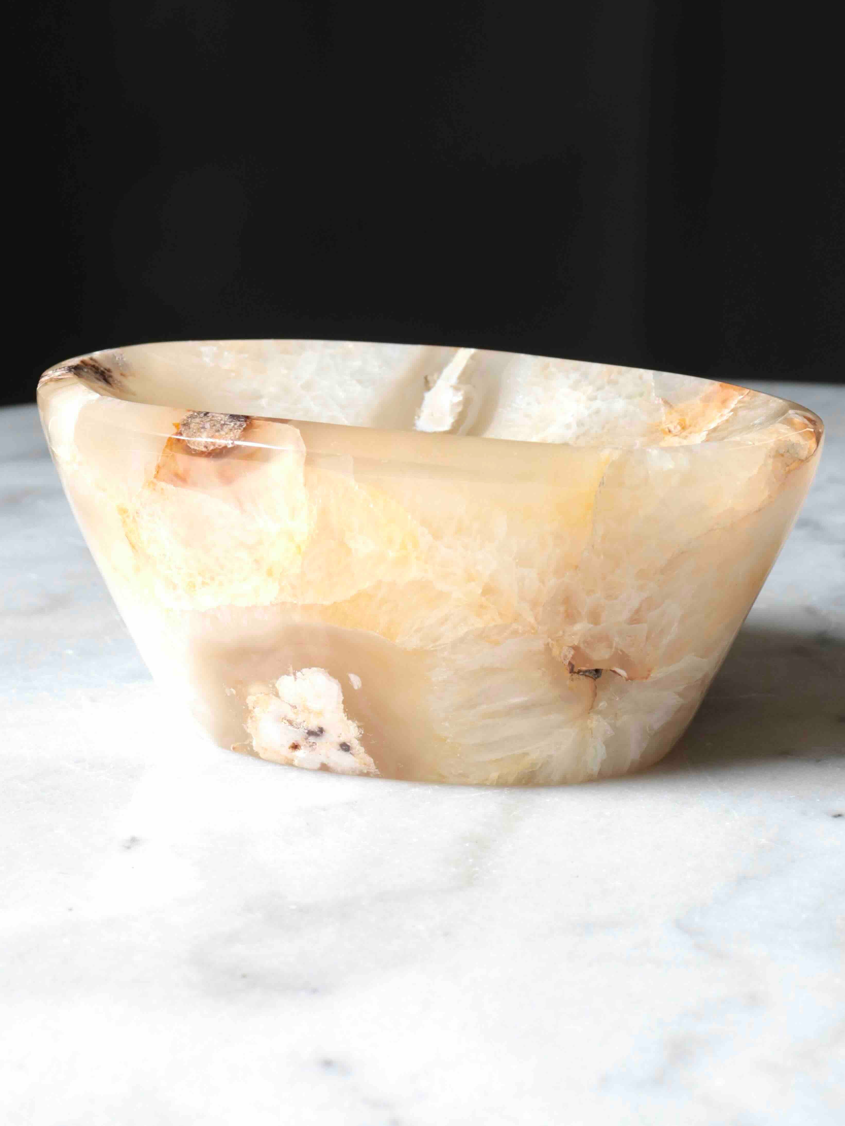 Bol en agate fleurie de Madagascar vue de face – pierre naturelle beige et crème – bol à souhaits SOLYA Belgique