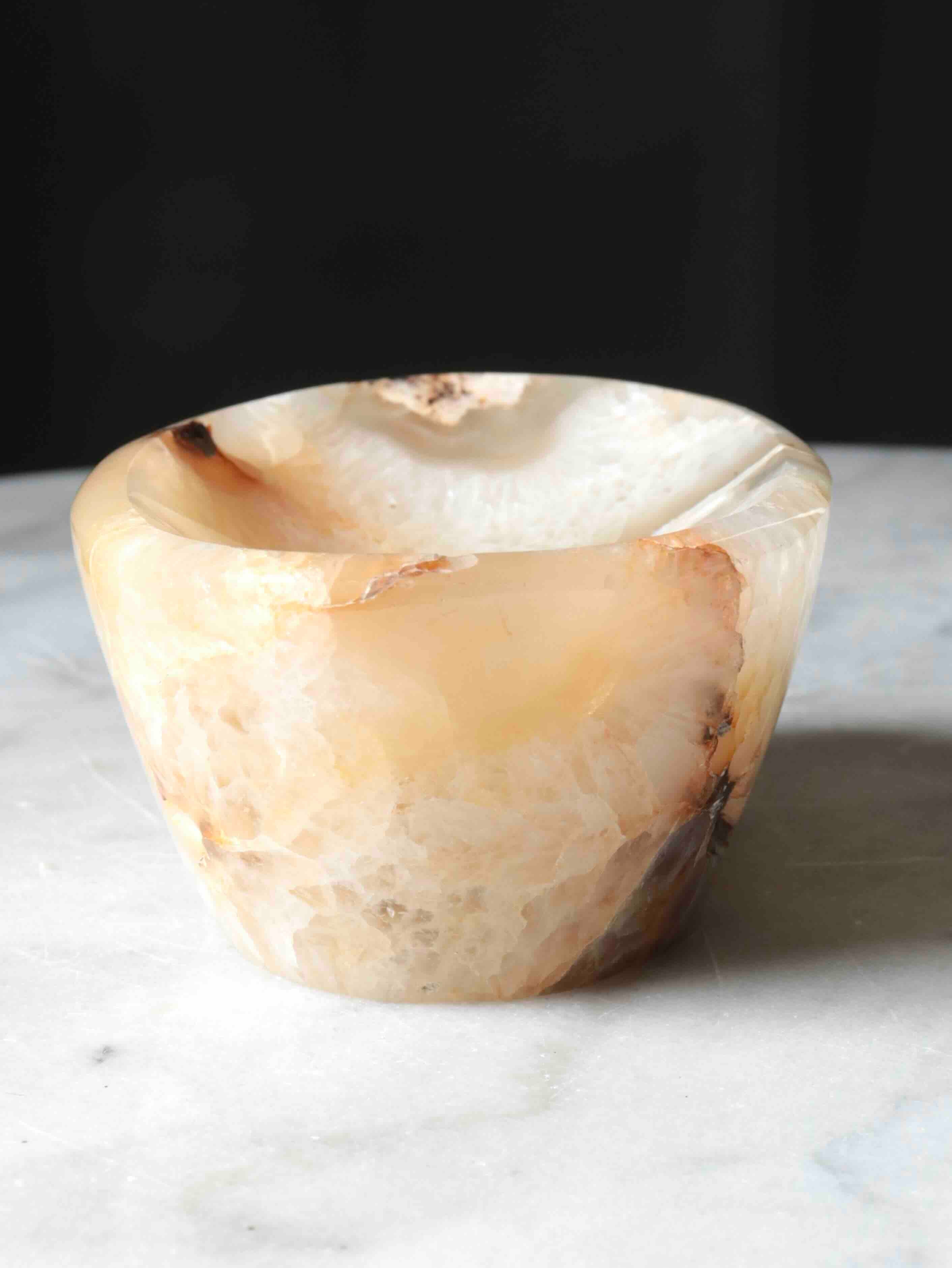 Bol en agate fleurie Sakura vue de dessus – pierre rare de Madagascar aux reflets nacrés – SOLYA Belgique