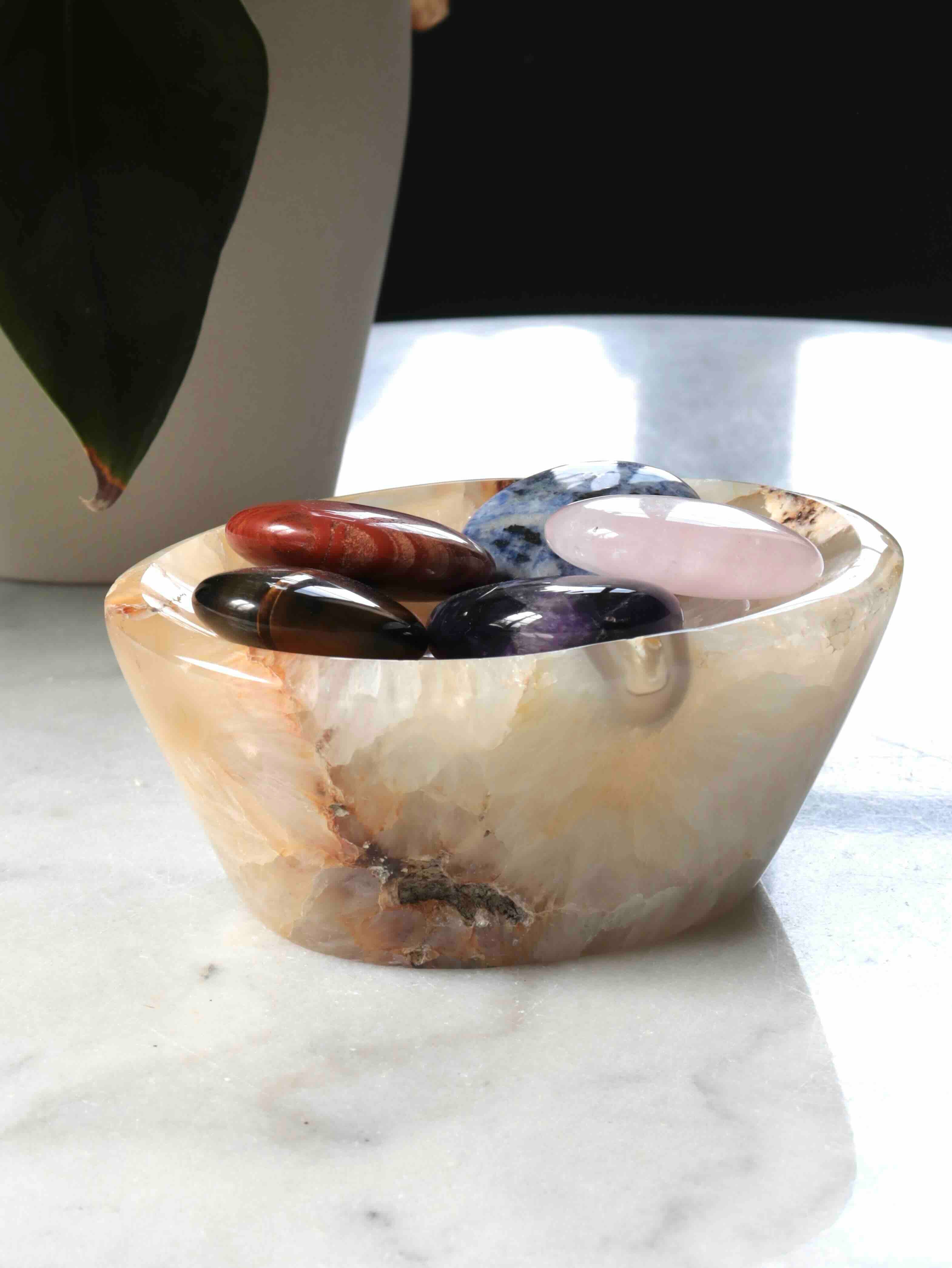 Intérieur du bol en agate fleurie de Madagascar – motifs cristallins naturels uniques – boutique pierres éthiques SOLYA